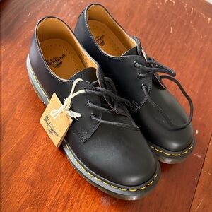 Dr. Martens Women's sz 7 Black Leather 3-Eye Oxford with Yellow Stitching